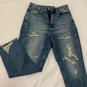 Women’s American eagle curvy stretch mom jeans.